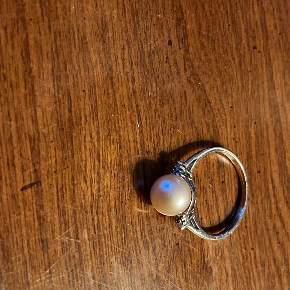 Elegant Silver Pearl Ring from Vantel